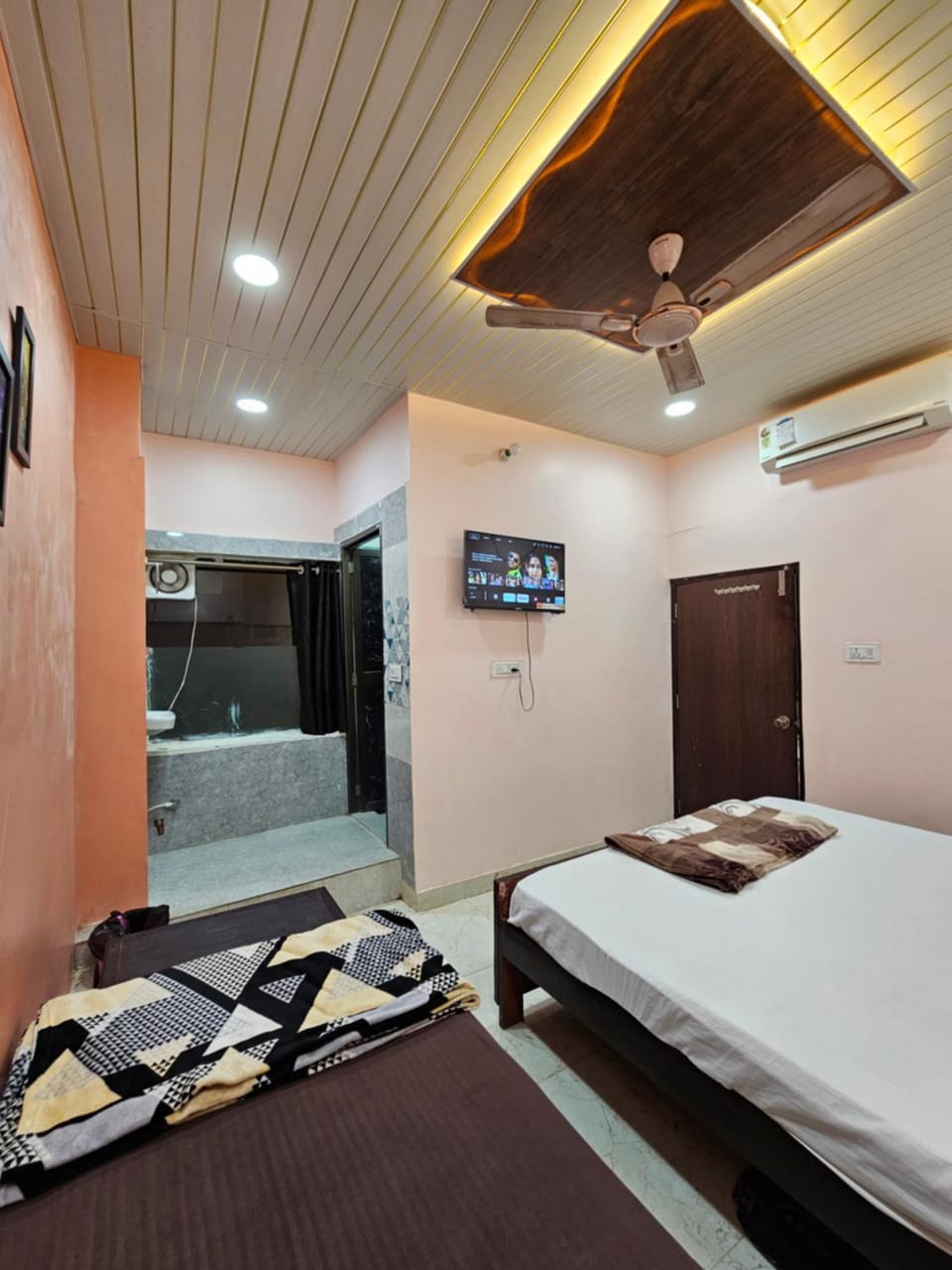 Bed, TV and multimedia, air conditioner