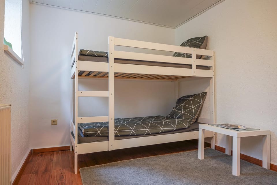 Bedroom, bunk bed