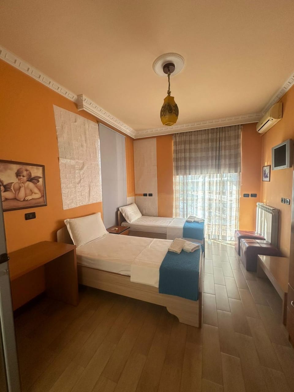 Bed, TV and multimedia, Photo of the whole room, Bedroom