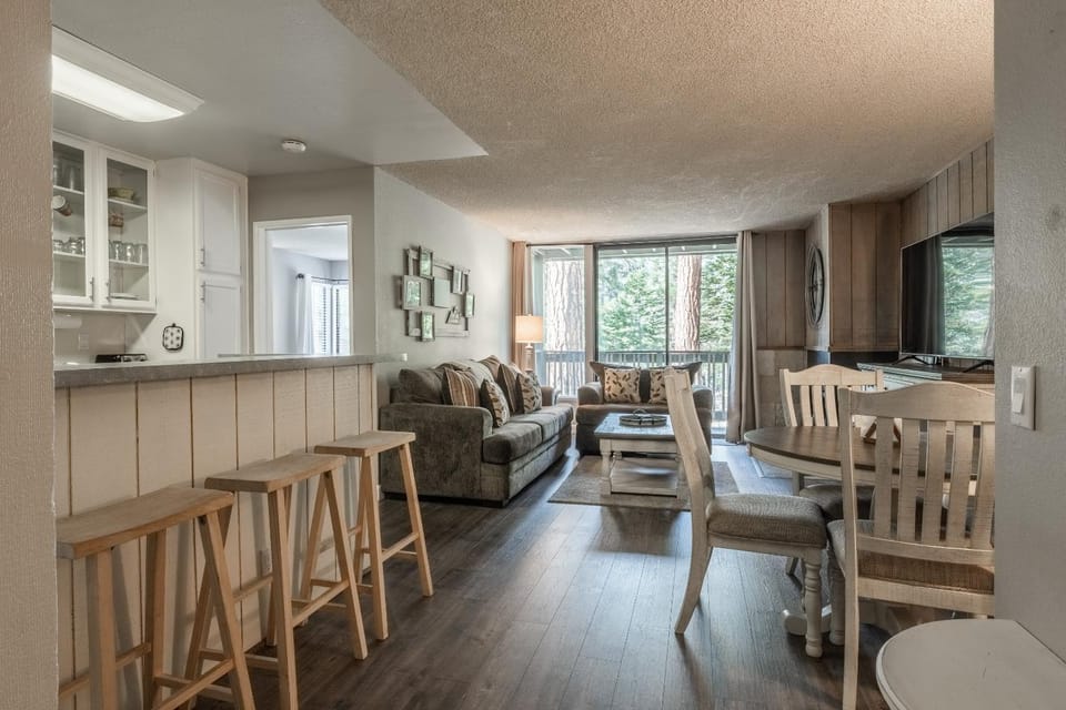 Crestview Bldg A #49 - Spacious 2 Bedroom, 2 Bathroom, Sleeps 7 - Close to Canyon Lodge and Village House in Mammoth Lakes