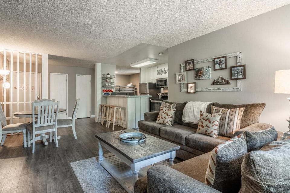 Crestview Bldg A #49 - Spacious 2 Bedroom, 2 Bathroom, Sleeps 7 - Close to Canyon Lodge and Village House in Mammoth Lakes