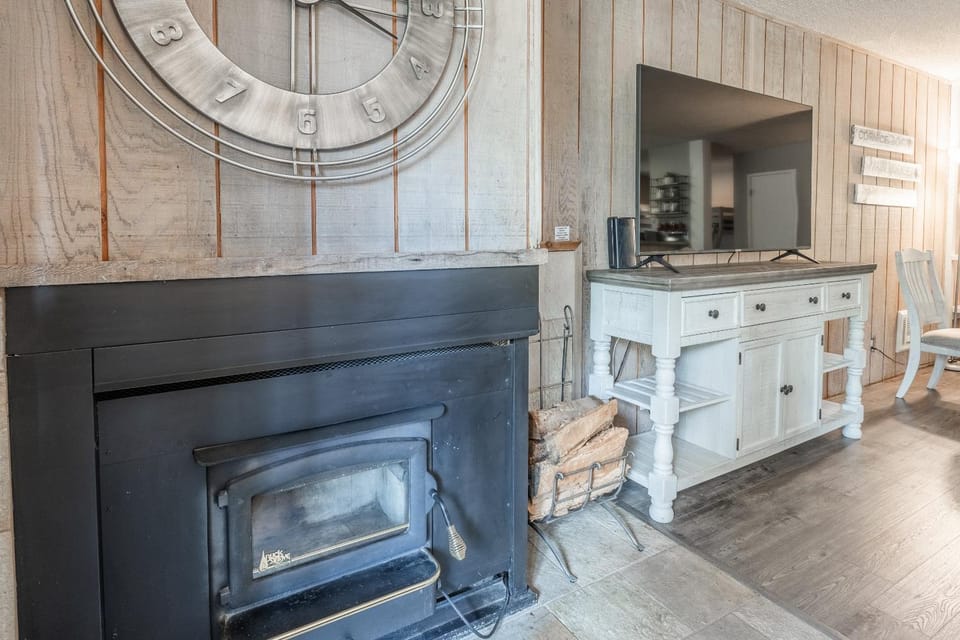 Crestview Bldg A #49 - Spacious 2 Bedroom, 2 Bathroom, Sleeps 7 - Close to Canyon Lodge and Village House in Mammoth Lakes