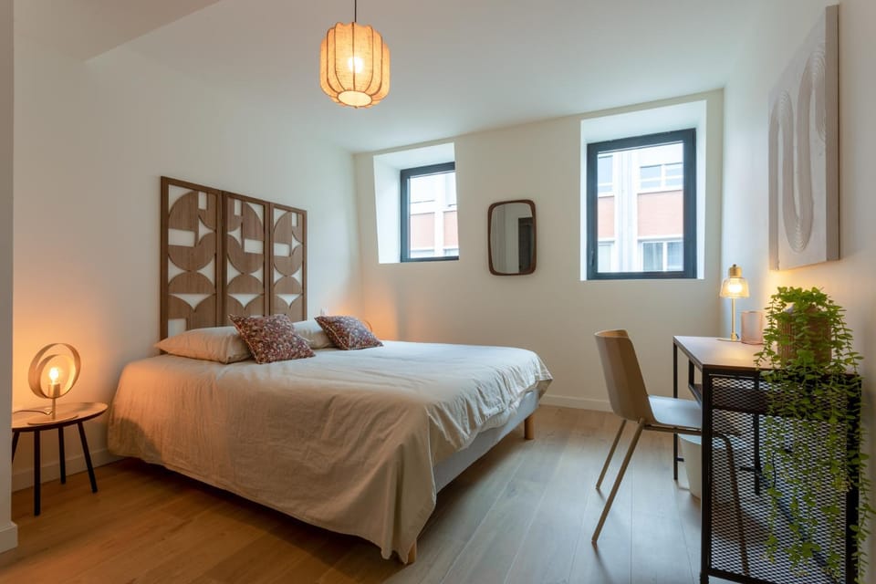 Bed, Photo of the whole room, Seating area, Bedroom