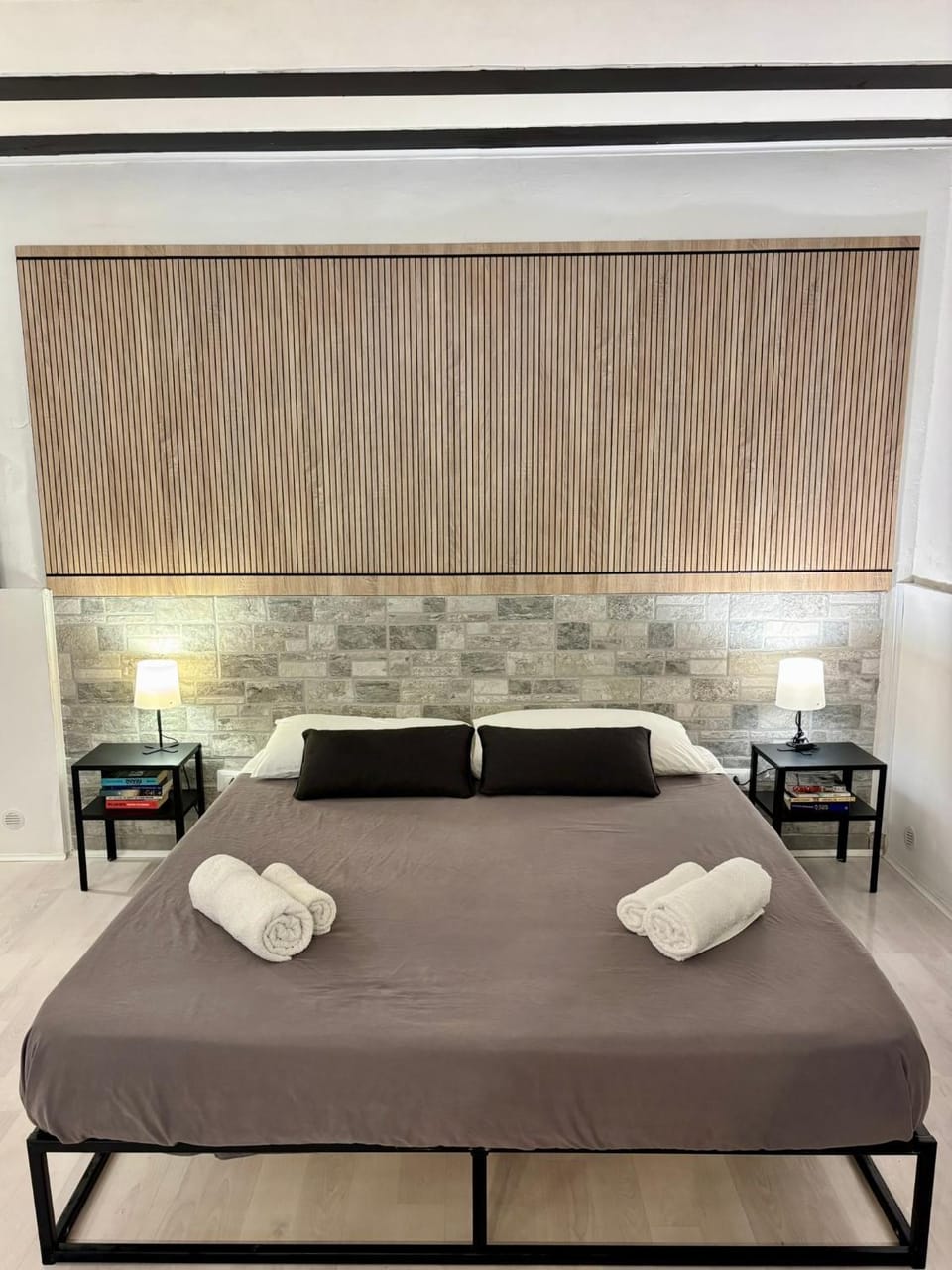 Bed, Bedroom, towels
