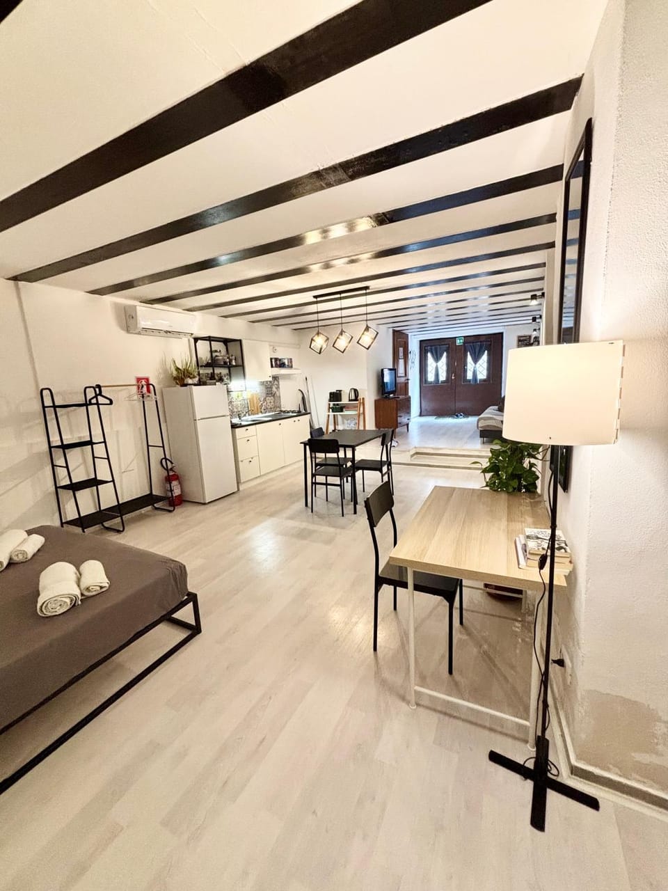 Bed, Seating area, Dining area, Bedroom