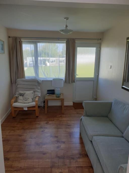 112 Sandown Holiday Park, Wifi, sleeps 4 Chalet in Yaverland
