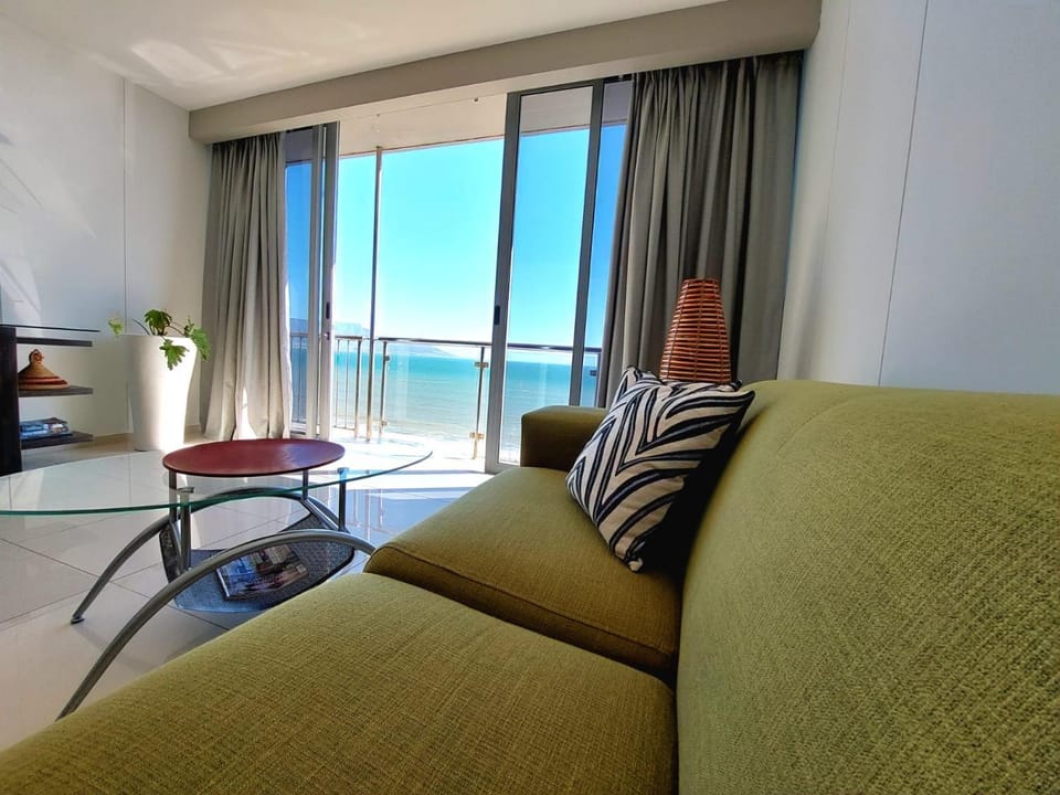 Natural landscape, View (from property/room), Balcony/Terrace, Living room, Seating area, Sea view
