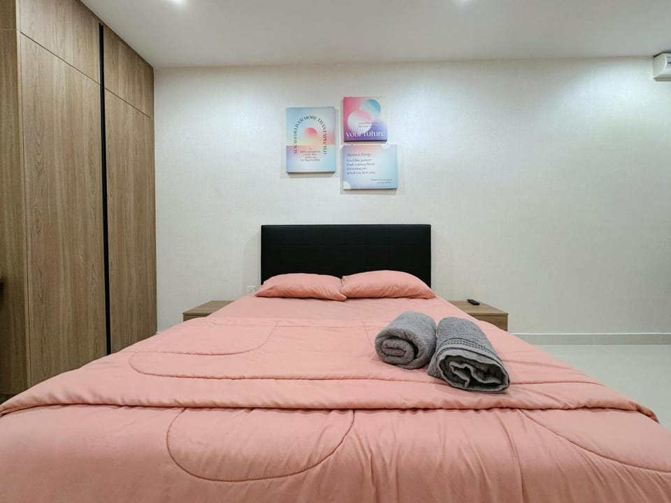 Bed, Bedroom, towels