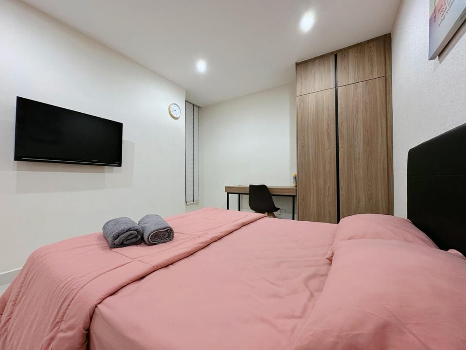 Bed, TV and multimedia, Bedroom