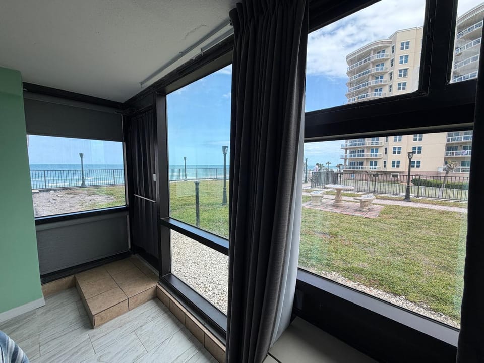 Single, Double or Quad Oceanview Studios - Direct Beach Access, Oceanfront Pool & Tiki Apartment hotel in Daytona Beach Shores