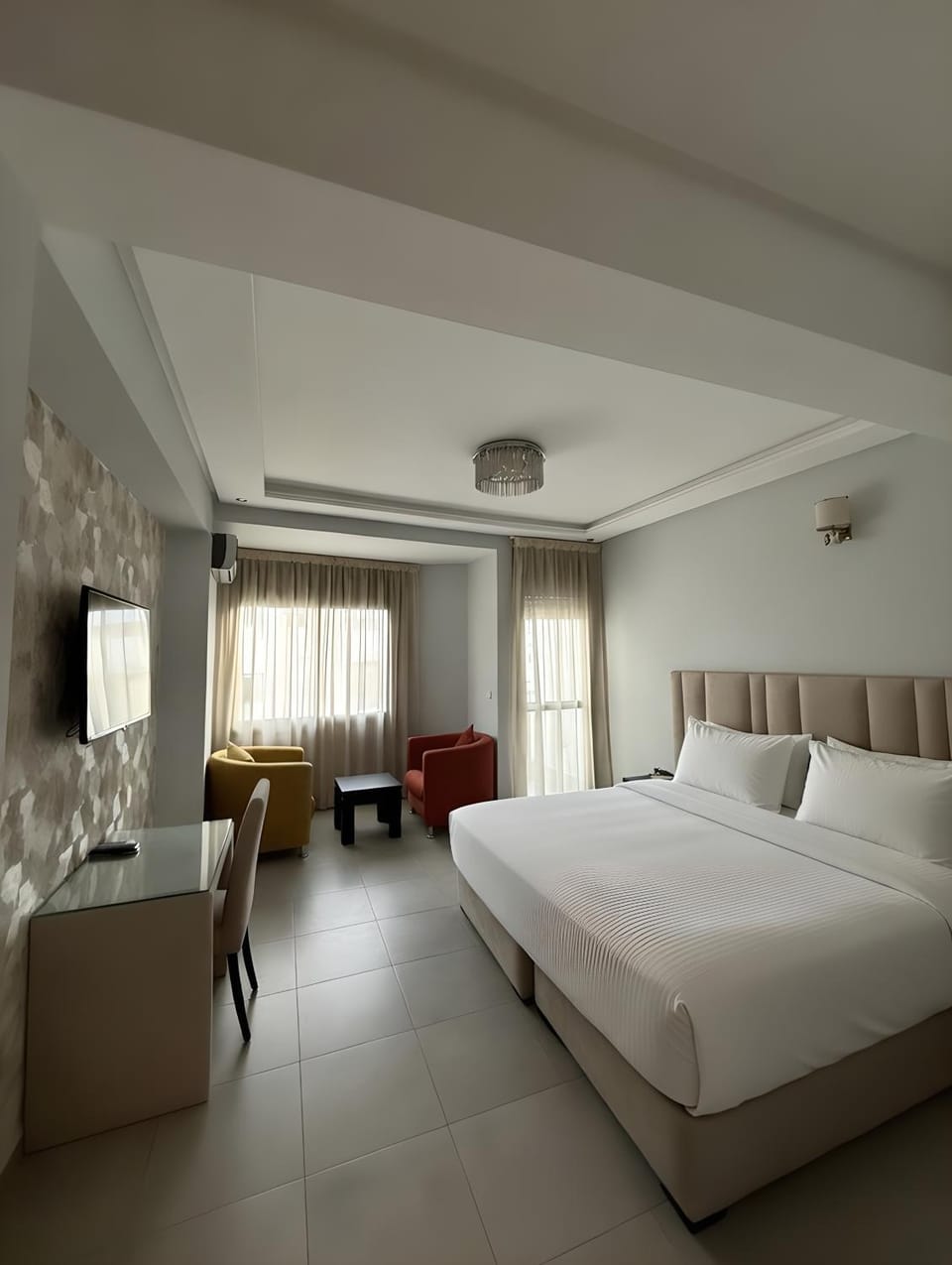 Bed, TV and multimedia, Photo of the whole room, Seating area, Bedroom, air conditioner, air conditioner