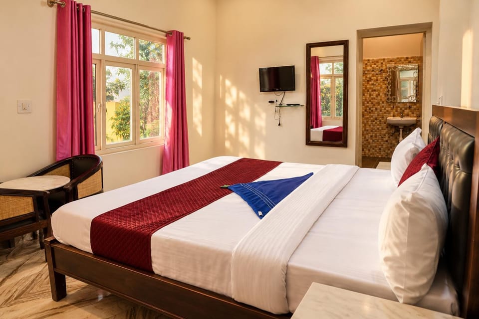 Bed, TV and multimedia, Photo of the whole room, Seating area, Bedroom, hair dresser