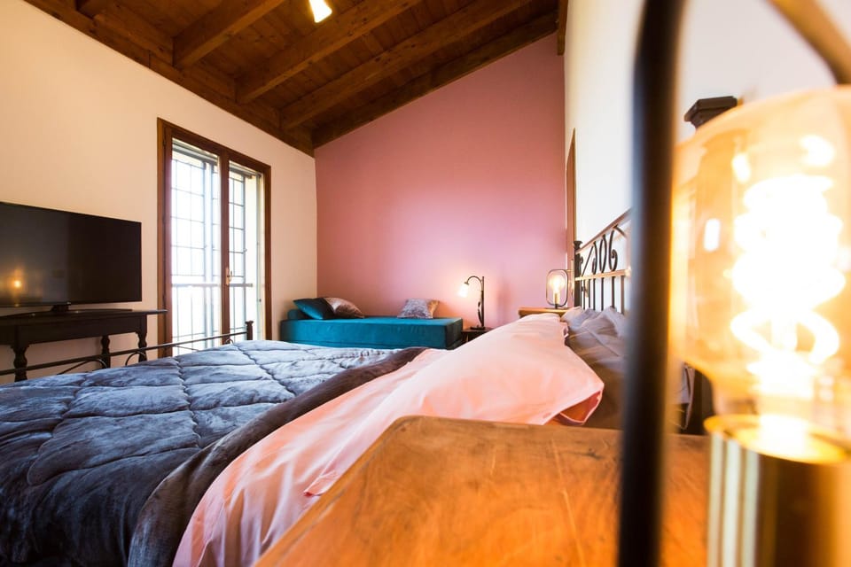Bed, TV and multimedia, Photo of the whole room, Bedroom
