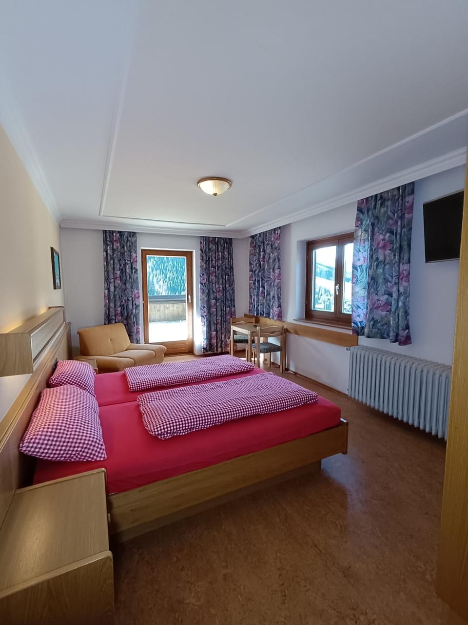 Bed, TV and multimedia, Photo of the whole room, Seating area, Bedroom