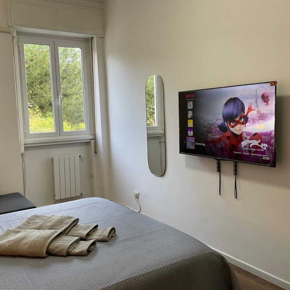 Bed, TV and multimedia, Photo of the whole room, Bedroom, towels