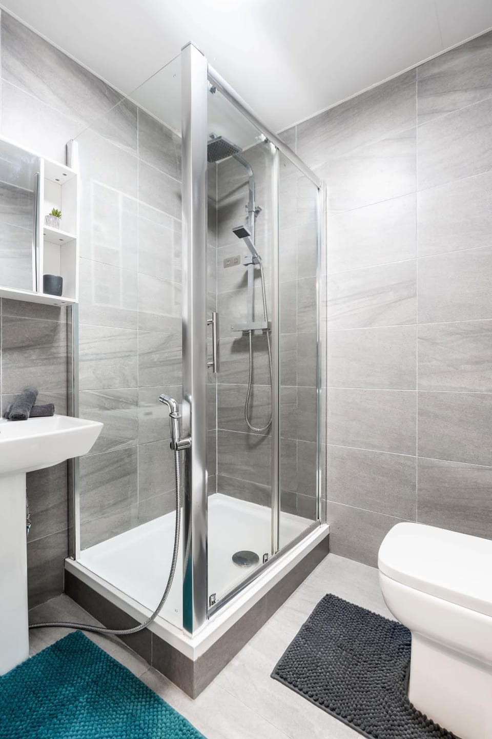 Shower, Toilet, Bathroom, towels
