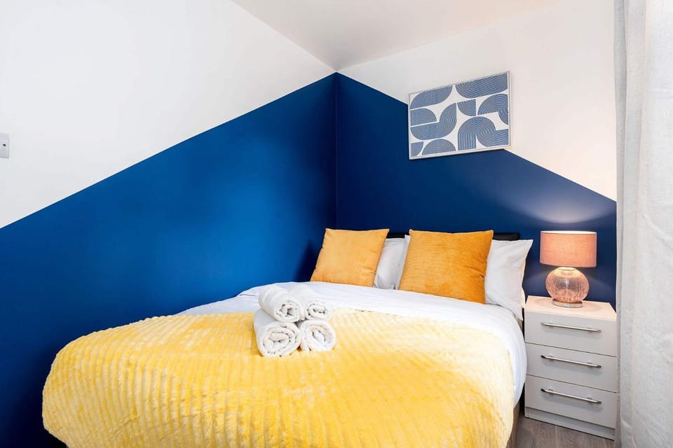 Bed, Photo of the whole room, Bedroom, towels
