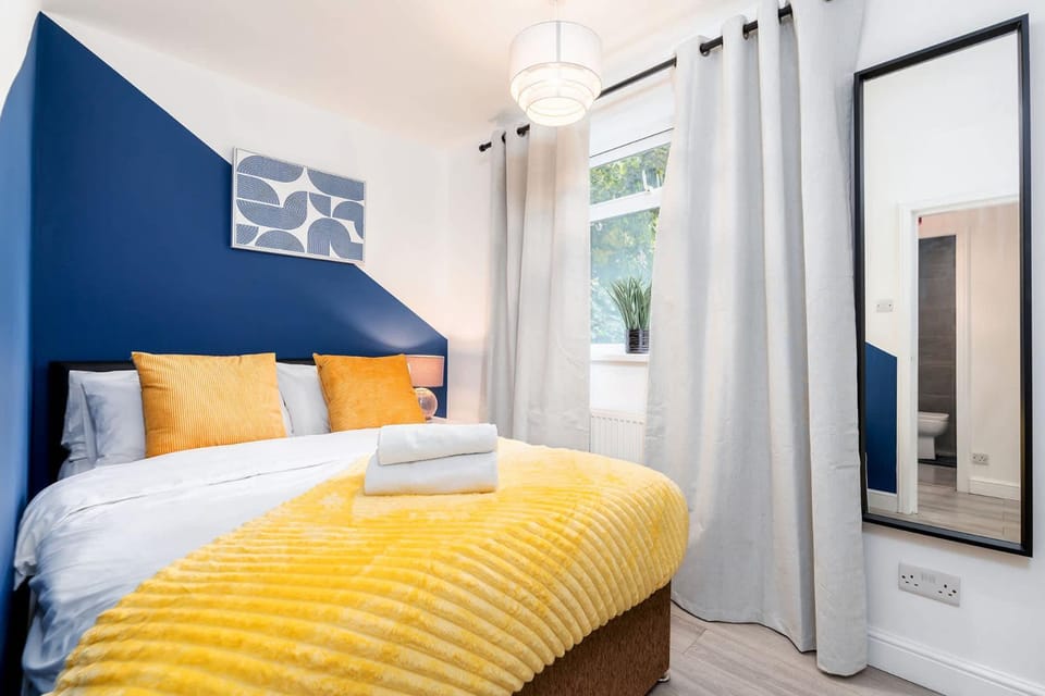Bed, Photo of the whole room, Bedroom, towels