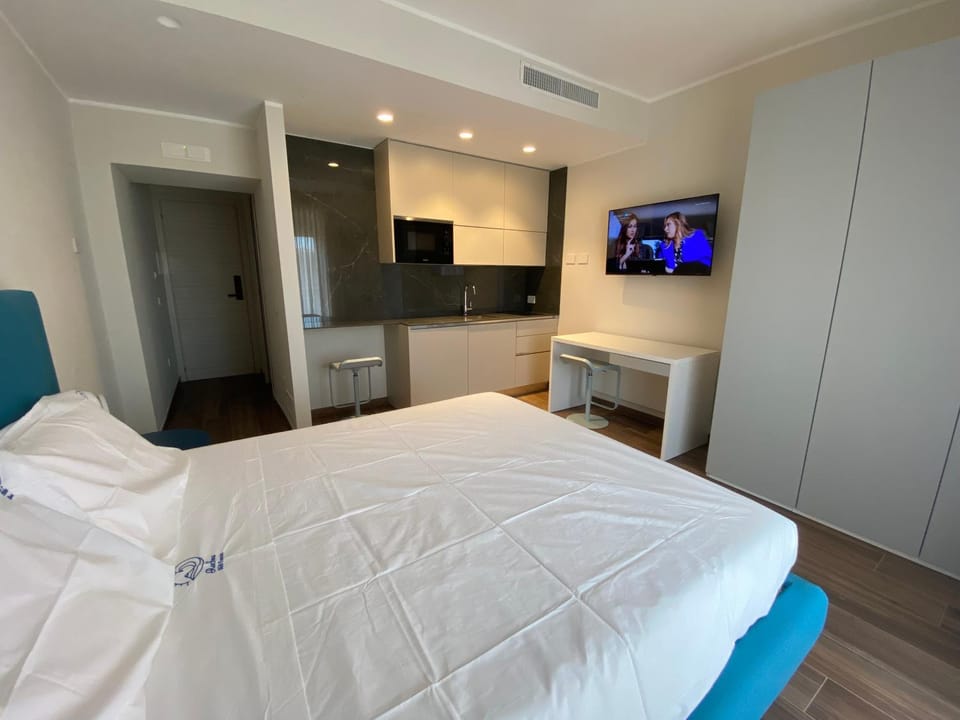Bed, TV and multimedia, Photo of the whole room, Bedroom, kitchen