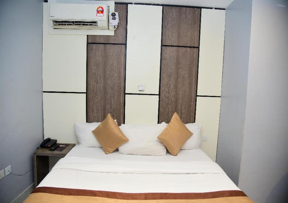 Bed, Photo of the whole room, Bedroom, wardrobe, air conditioner