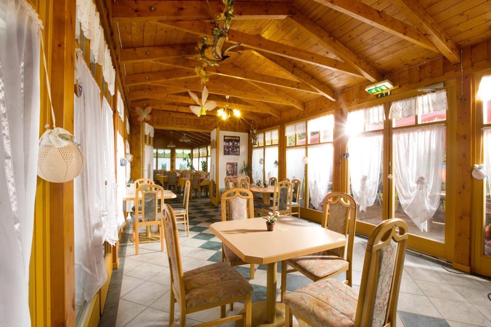 Restaurant/places to eat, Banquet/Function facilities