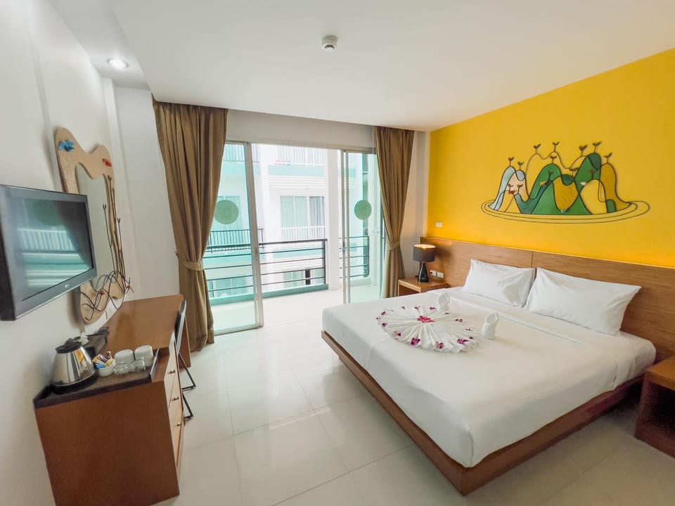 Bed, TV and multimedia, Photo of the whole room, Bedroom, towels
