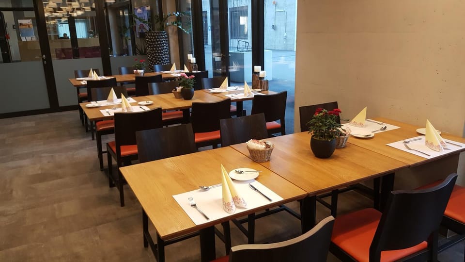 Restaurant/places to eat, Food and drinks