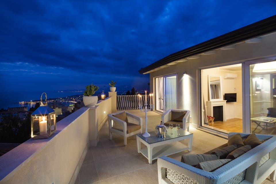 Balcony/Terrace, City view, Landmark view, Mountain view, Sea view