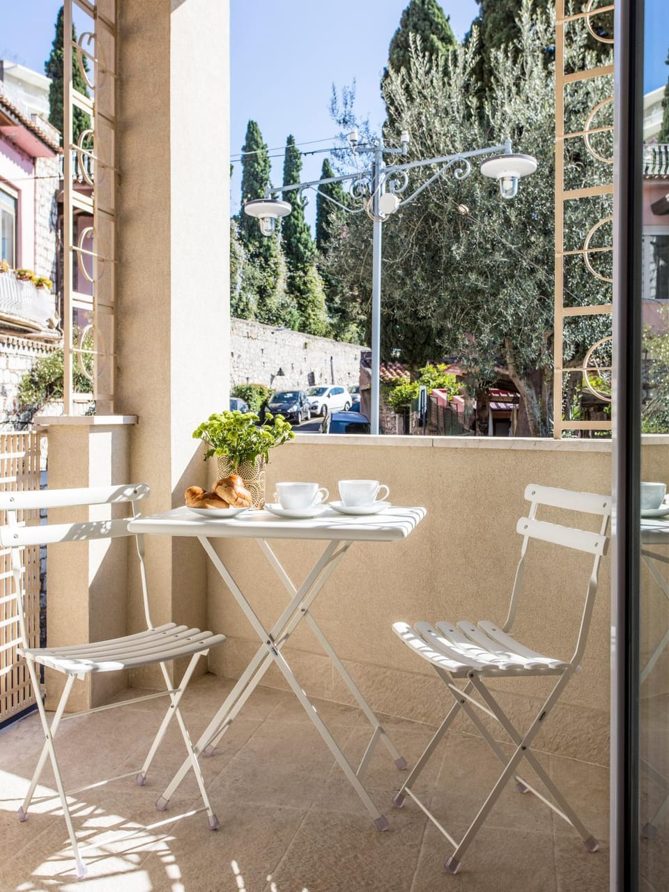 Balcony/Terrace, Street view