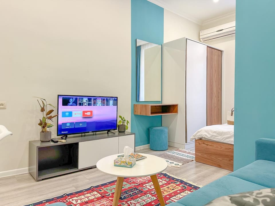 Bed, TV and multimedia, Living room, Photo of the whole room, Seating area, Bedroom, wardrobe