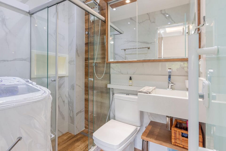 Shower, Toilet