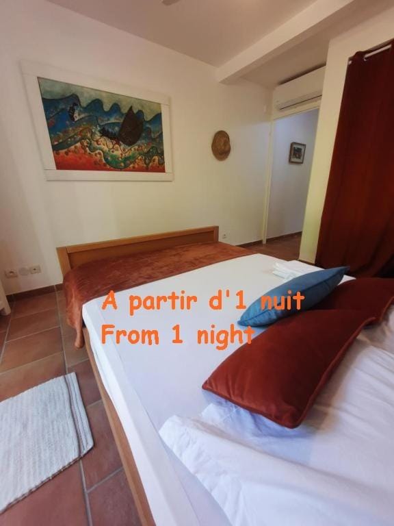 Chambre indépendante donnant sur piscine Bed and Breakfast in Sainte-Anne