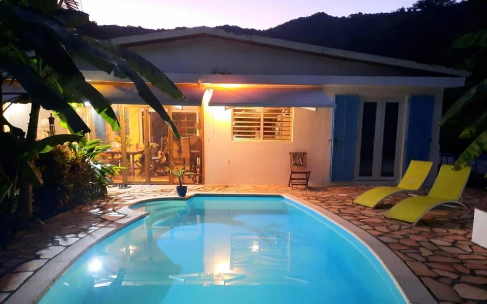 Chambre indépendante donnant sur piscine Bed and Breakfast in Sainte-Anne