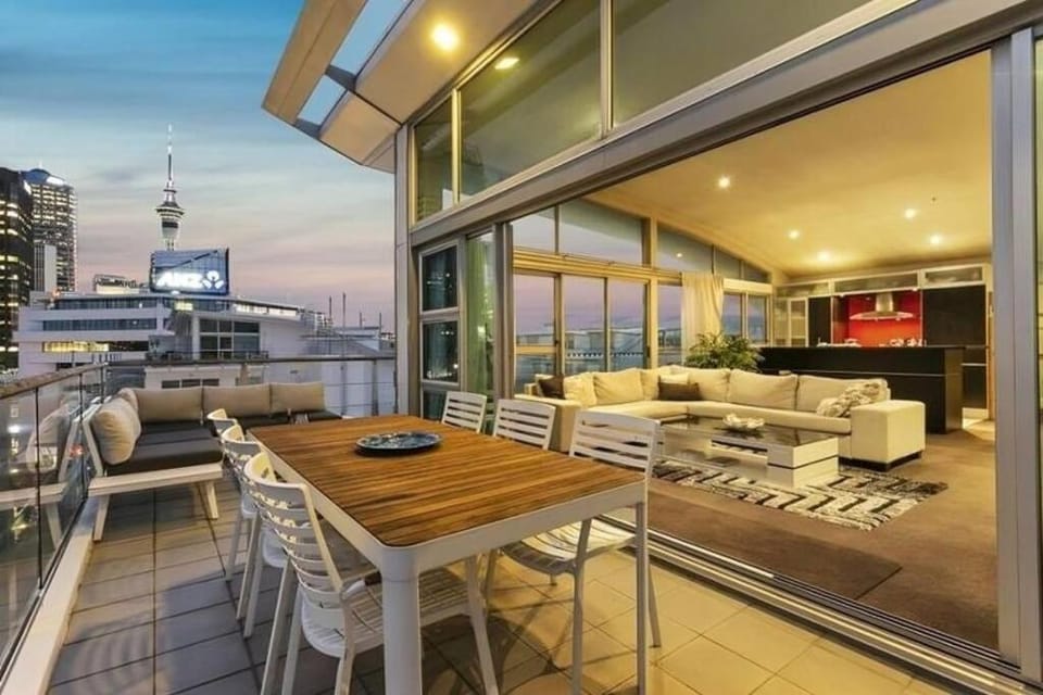 Sunbathed Penthouse With Spectacular Harbour Views Apartment in Auckland
