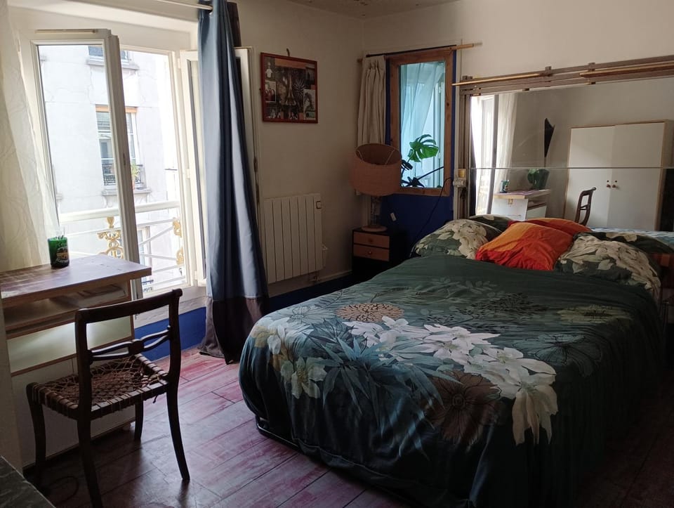 Bed, Photo of the whole room, Seating area, Bedroom