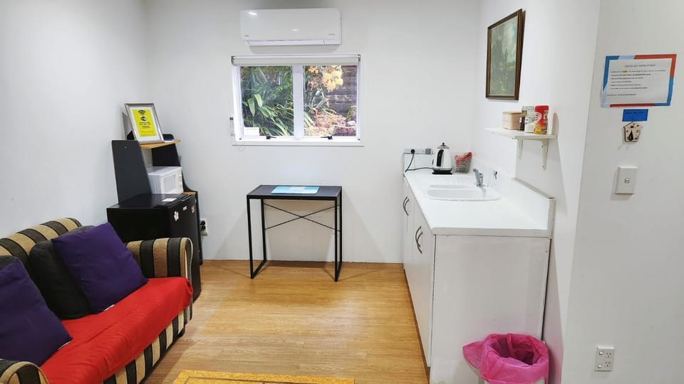 Private guest suite near the airport 1-4 guests Bed and Breakfast in Auckland