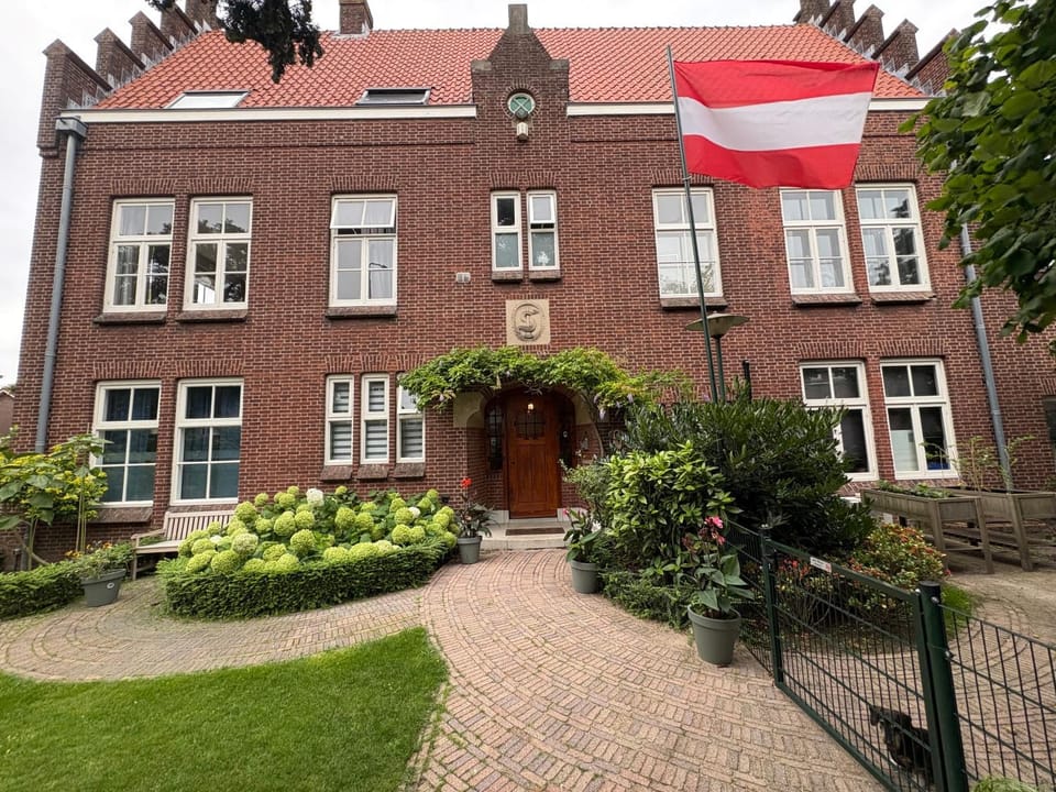 Property building, Facade/entrance, Garden