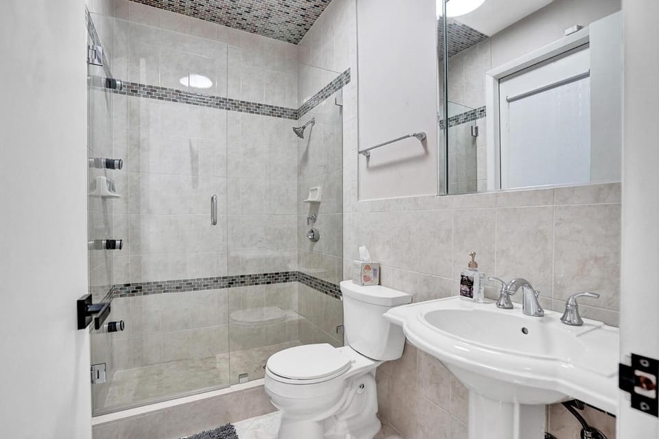 Shower, Toilet, Bathroom, Bath, towels