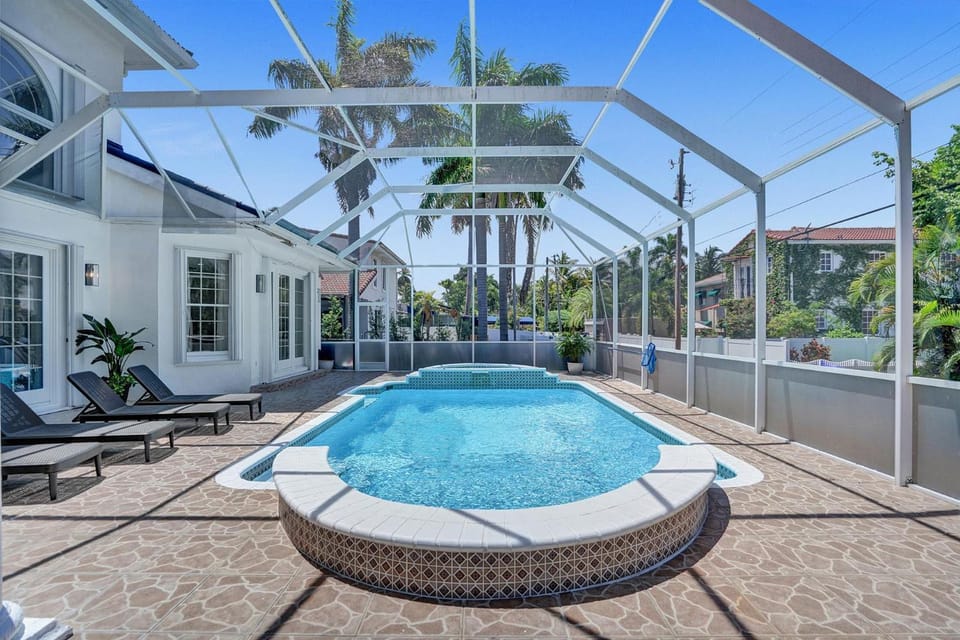 Property building, Patio, Day, Pool view, Swimming pool, Swimming pool, sunbed