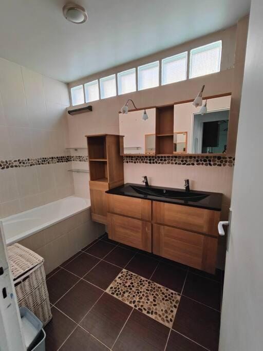 2 Bedroom flat with 100m2 garden & secure parking Apartment in Courbevoie