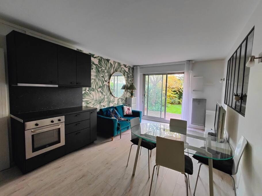 2 Bedroom flat with 100m2 garden & secure parking Apartment in Courbevoie