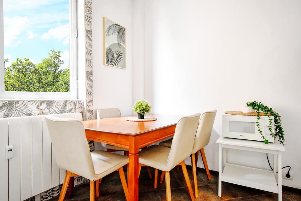 Dining area, City view, microwave
