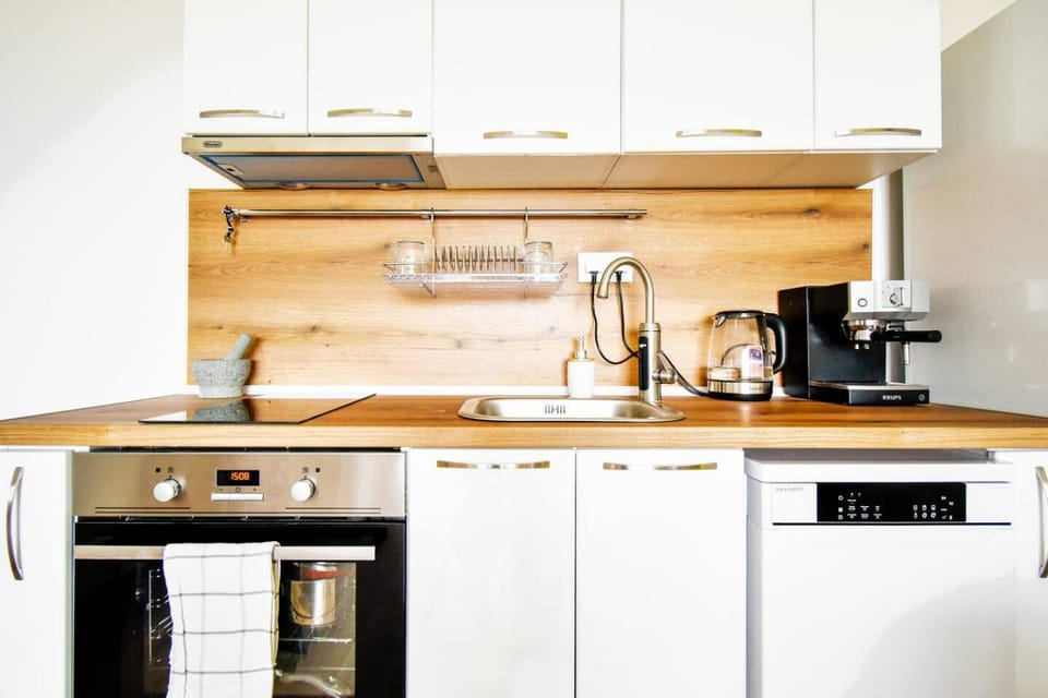 Coffee/tea facilities, Kitchen or kitchenette, dishwasher, oven