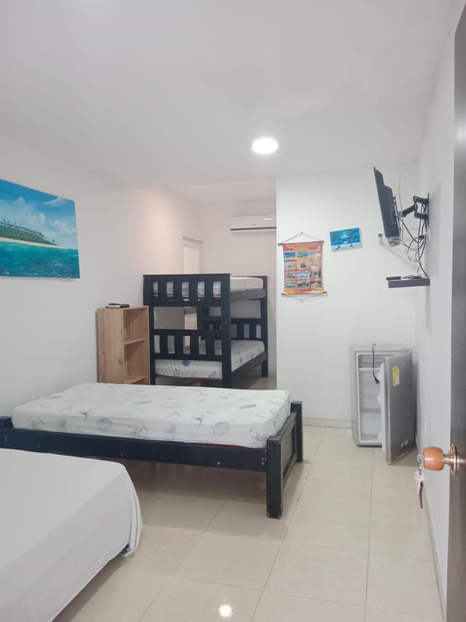Bed, TV and multimedia, Photo of the whole room, Bedroom