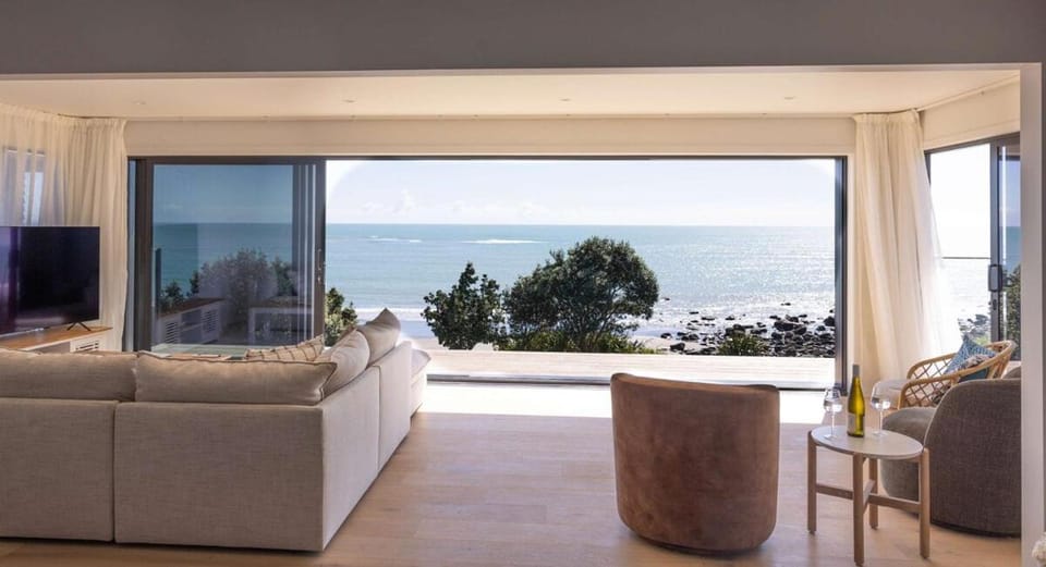 Beachfront Luxury Retreat & Sauna with Sea Views House in New Plymouth