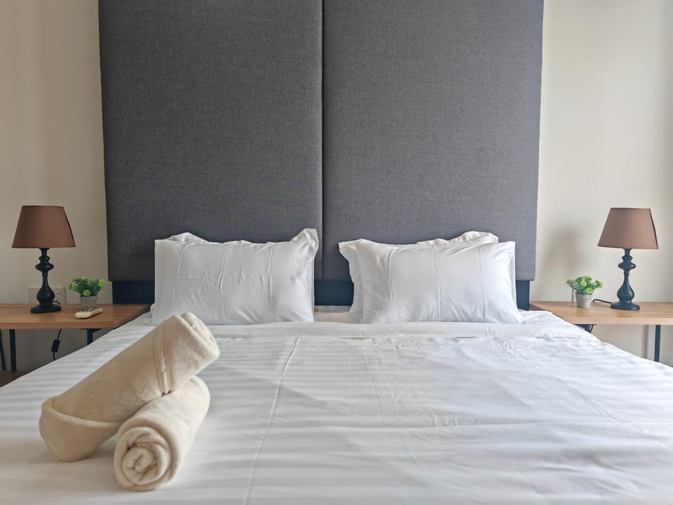 Bed, Bedroom, towels