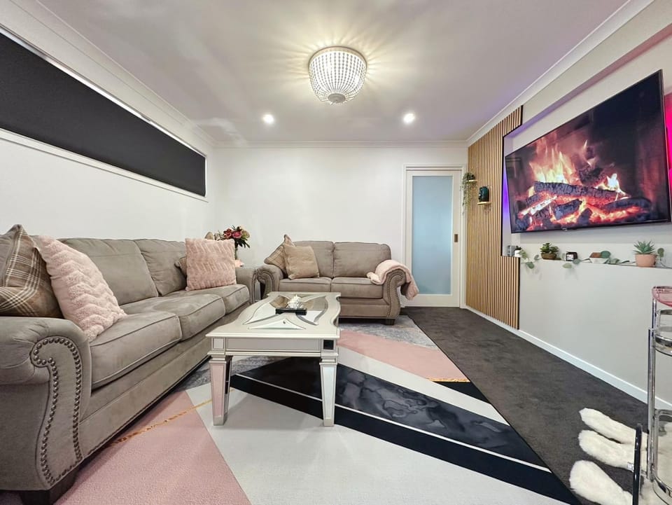 Luxe Retreat with Spa - Near airport & CBD House in Tasmania
