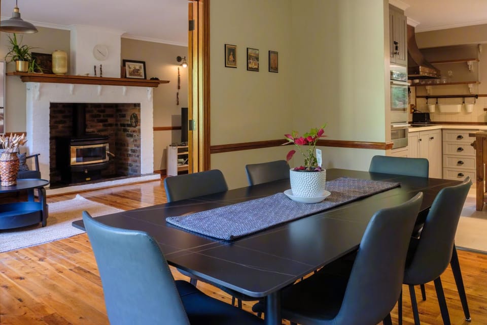 Dining area, fireplace