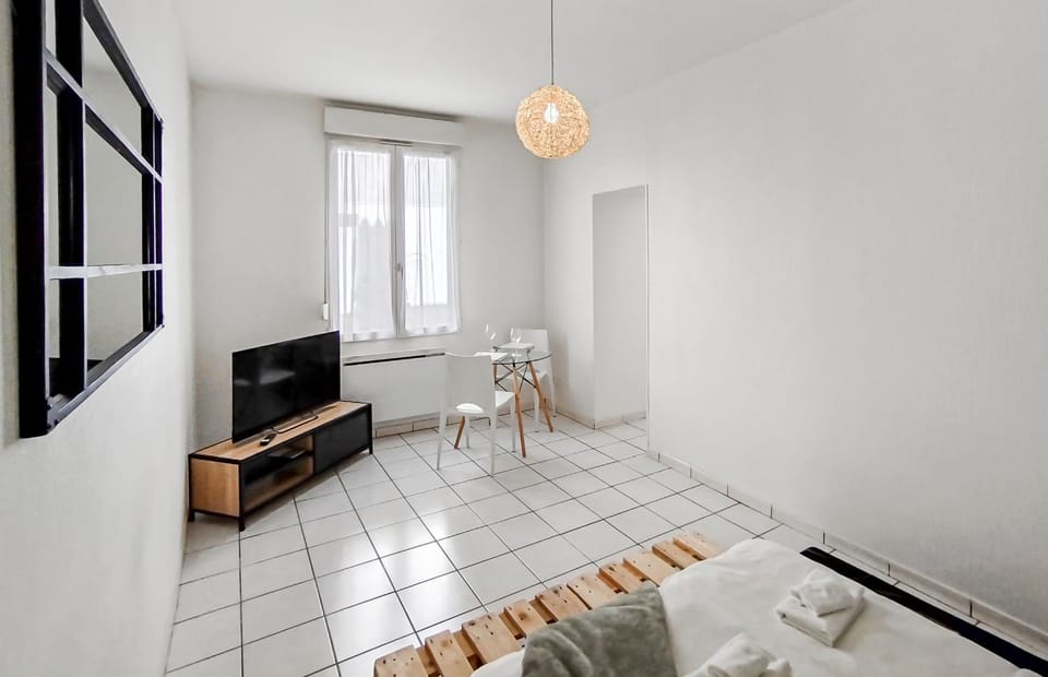 Bed, TV and multimedia, Seating area, Bedroom