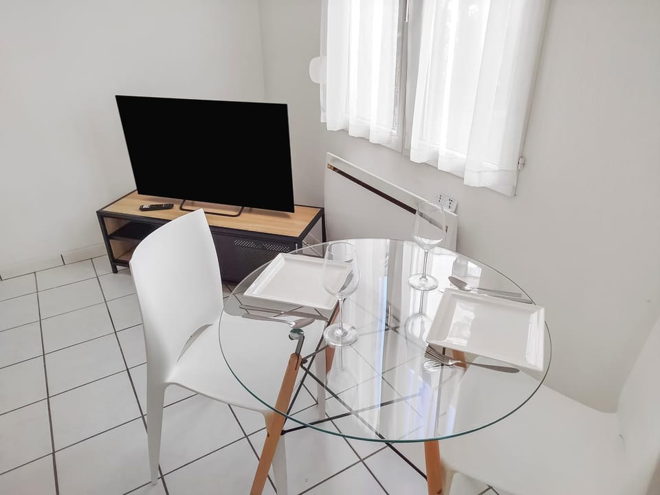 TV and multimedia, Seating area, Dining area
